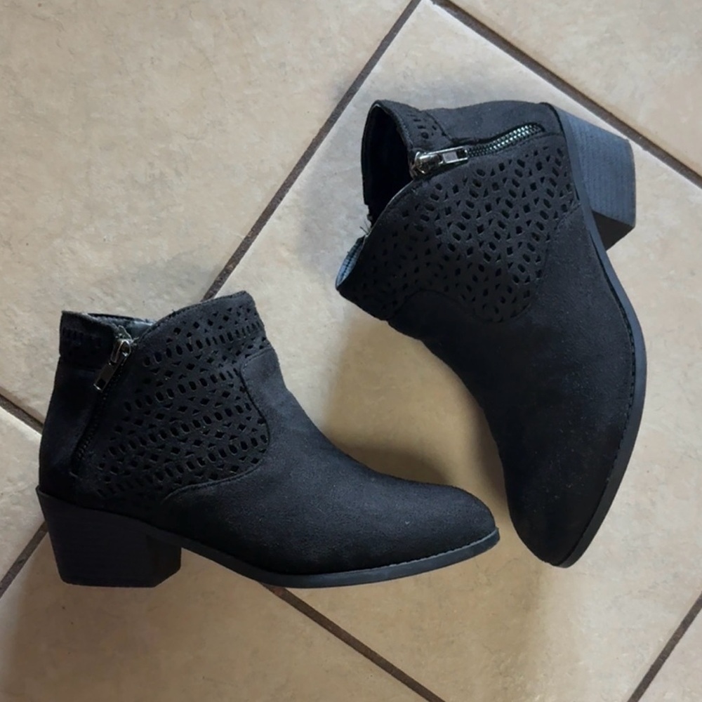Forever faux suede ankle boots block heel side zipper size 7.5